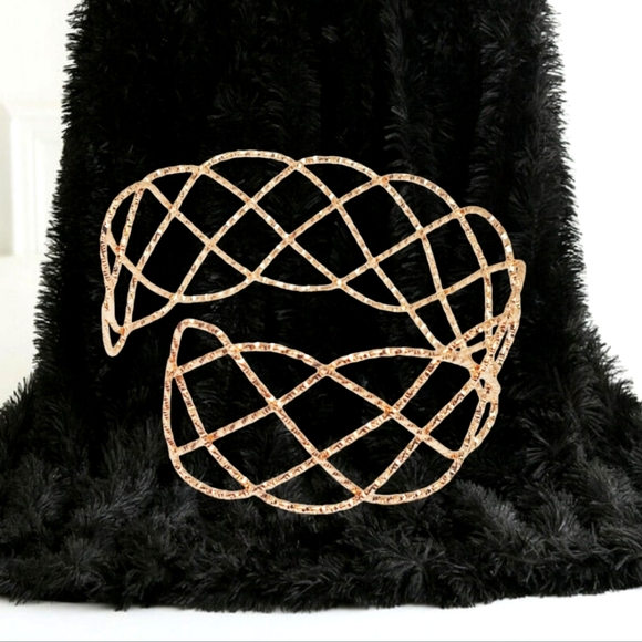 🌲10/$20. Gold Tone Open Cuff Bracelet - Picture 4 of 7